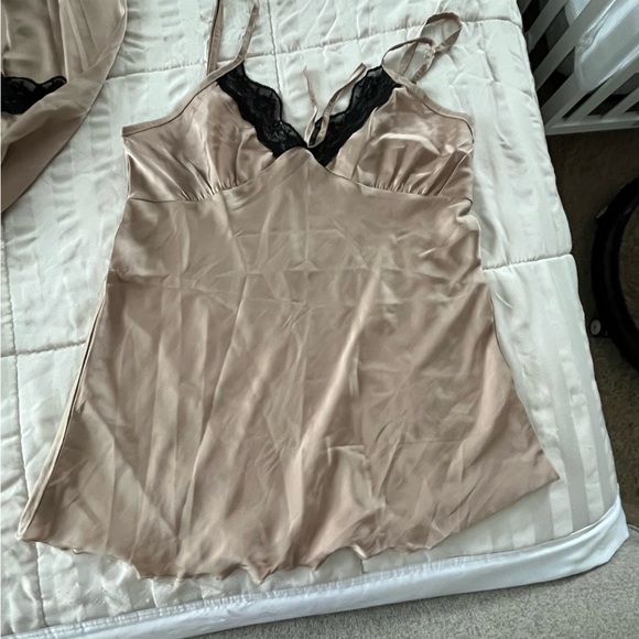 Elegant Satin Sleepwear Set in Pink and Black - Picture 3 of 7